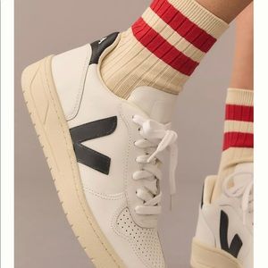 Veja V-10 Sneakers size 37 (US 6, fits like a 7)